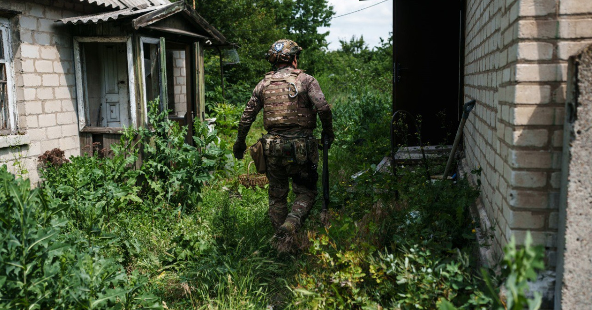 Мешканців, яких ще можна врятувати під обстрілами рятують..., фото-1 Мешканців, яких ще можна врятувати під обстрілами рятують "Білі янголи" у Покровську, фото-1