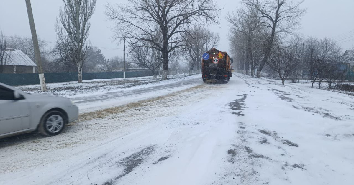 Роботи з обробки та розчистки доріг тривають на Донеччині , фото-1 Роботи з обробки та розчистки доріг тривають на Донеччині , фото-1