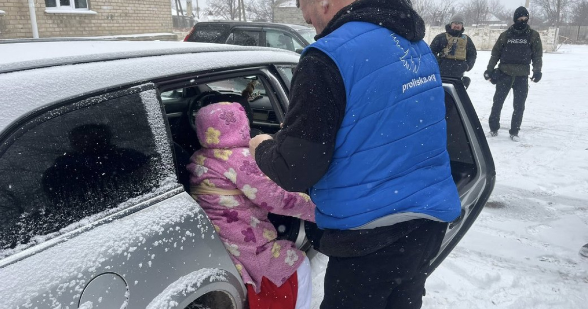 Представник "Проліски" садить жінку в машину під час евакуації із Донеччини. Євген Ткачов/Facebook