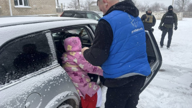 Представник "Проліски" садить жінку в машину під час евакуації із Донеччини. Євген Ткачов/Facebook