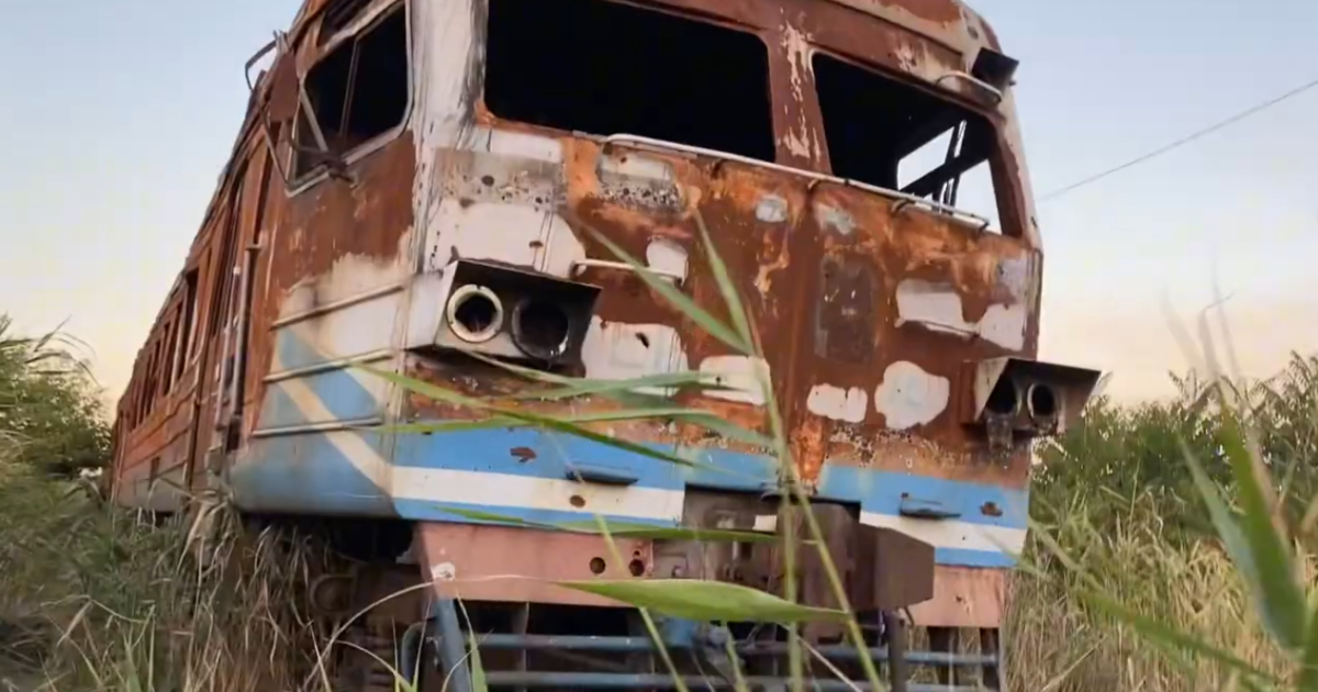 ФОТО ИЛЛЮСТРАТИВНОЕ: Заброшенная и расстрелянная электричка возле завода "Азовсталь"