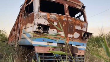 ФОТО ИЛЛЮСТРАТИВНОЕ: Заброшенная и расстрелянная электричка возле завода "Азовсталь"