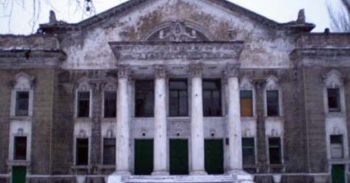 На фото Палац культури в Бунге (раніше - Юнокомунарівськ Донецької області)