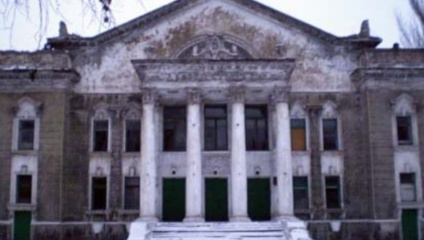 На фото Палац культури в Бунге (раніше - Юнокомунарівськ Донецької області)