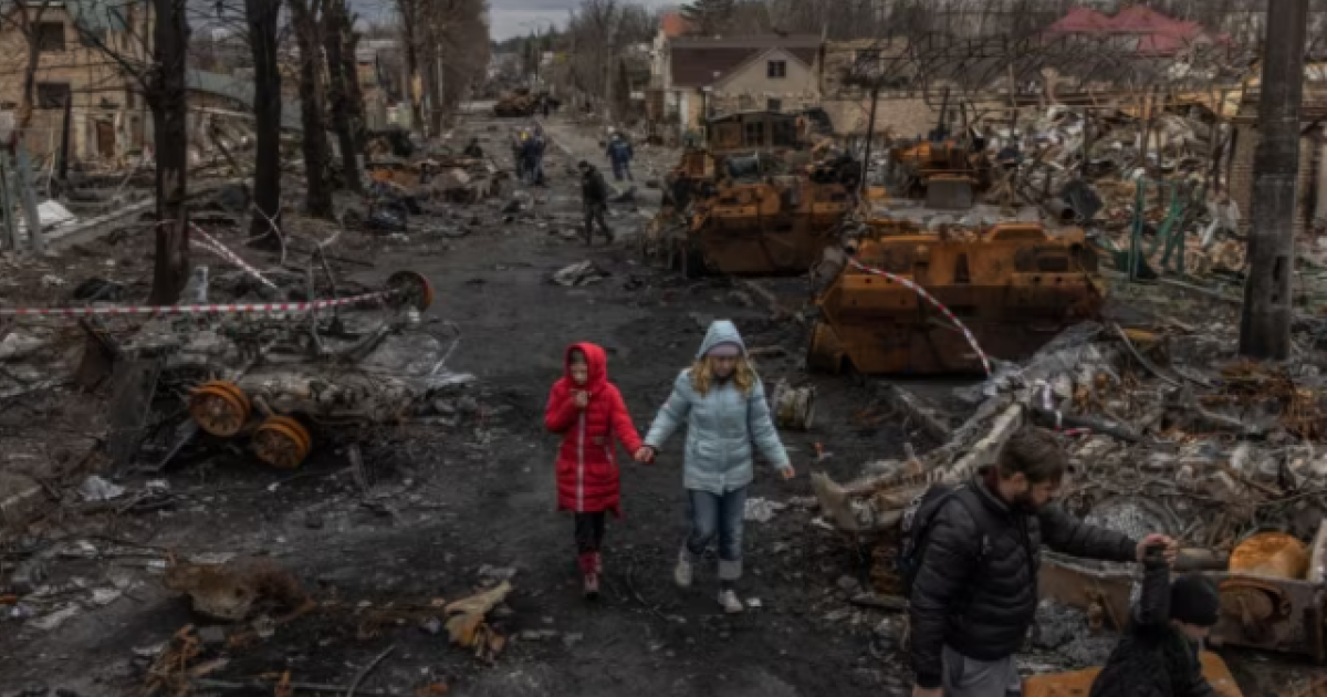 Жители Бучи на одной из улиц города вскоре после его освобождения украинскими военными, 6 апреля 2022 года. Фото: EPA-EFE