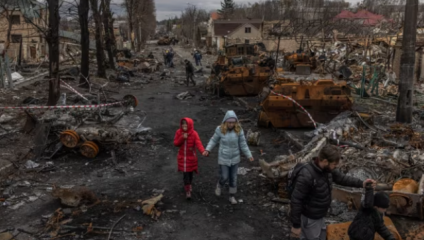 Мешканці Бучі на одній із вулиць міста невдовзі після його звільнення українськими військовими, 6 квітня 2022 року. Фото: EPA-EFE